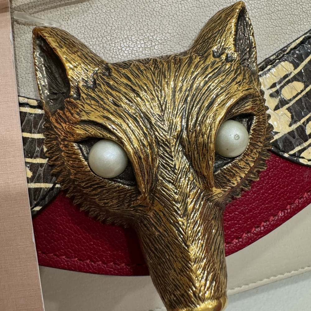 Gucci Chic Black Clutch with Gold Accents and Sleek Design - Picture 7 of 14